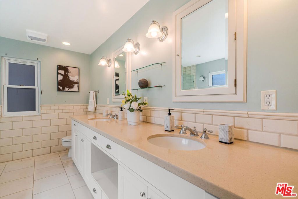 Image 12 of property listing at 2422 N Ardmore Avenue, Manhattan Beach, CA 90266