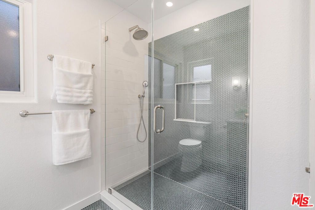 Image 18 of property listing at 2422 N Ardmore Avenue, Manhattan Beach, CA 90266