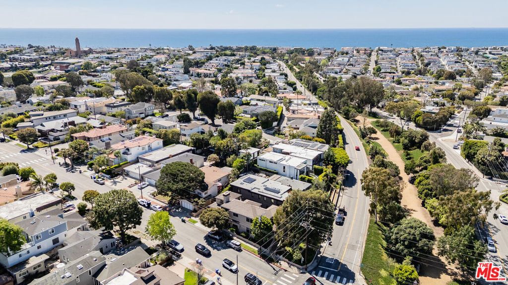 Image 2 of property listing at 2422 N Ardmore Avenue, Manhattan Beach, CA 90266