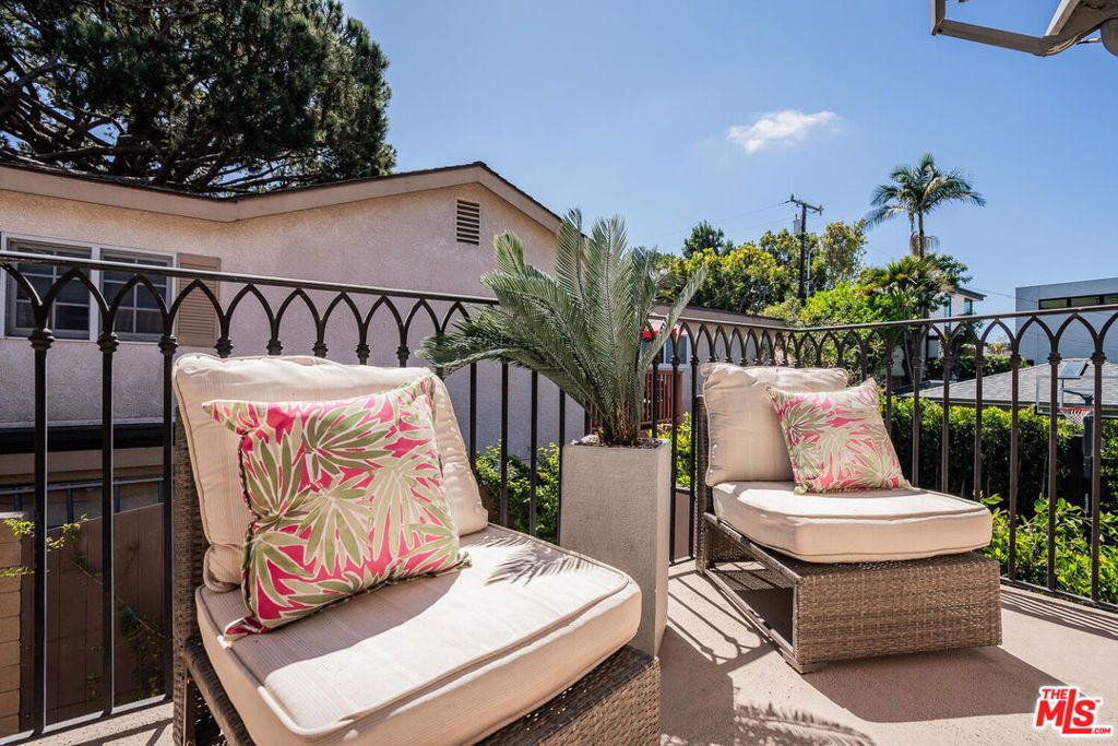 Image 21 of property listing at 2422 N Ardmore Avenue, Manhattan Beach, CA 90266