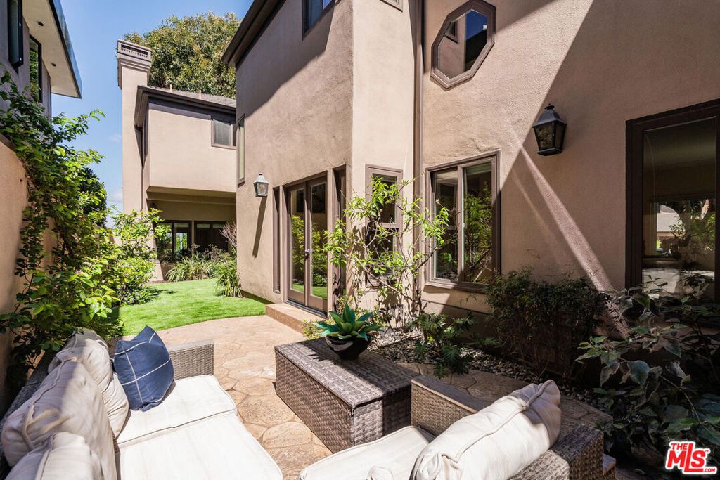 Image 22 of property listing at 2422 N Ardmore Avenue, Manhattan Beach, CA 90266