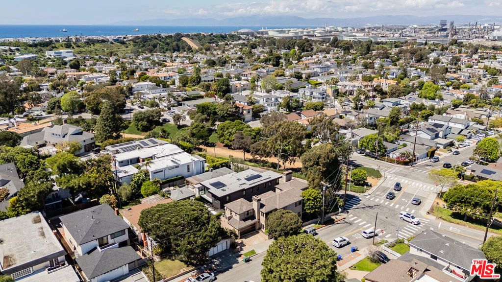 Image 3 of property listing at 2422 N Ardmore Avenue, Manhattan Beach, CA 90266