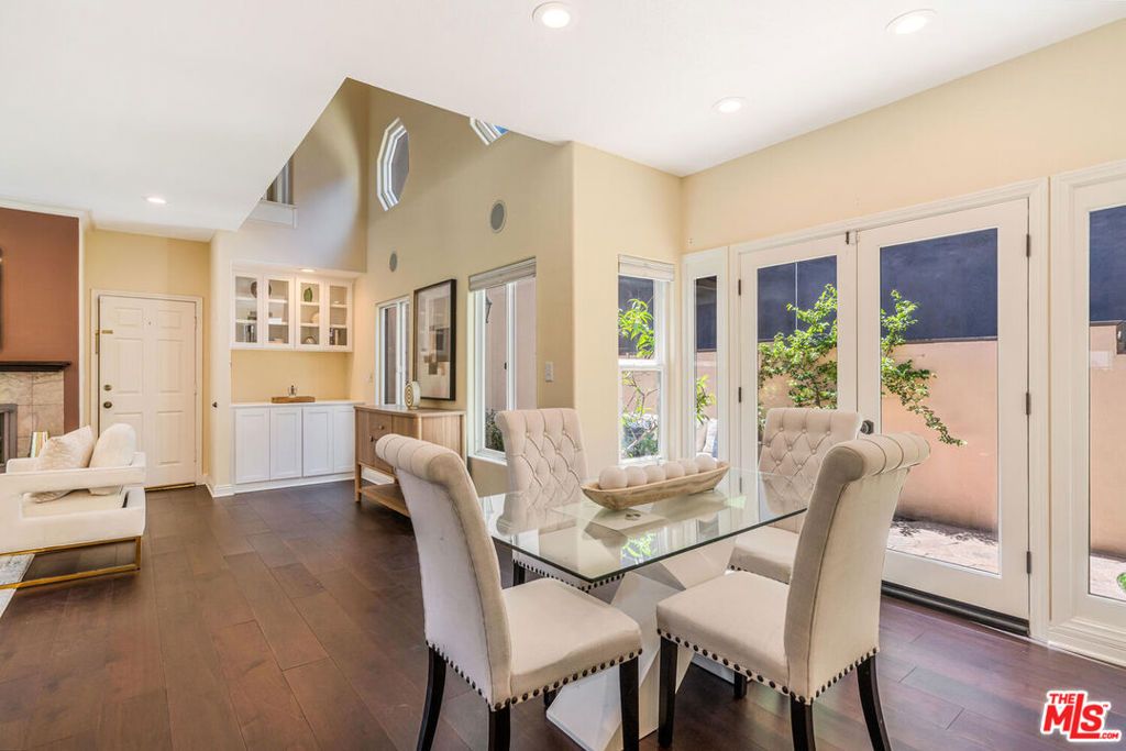 Image 7 of property listing at 2422 N Ardmore Avenue, Manhattan Beach, CA 90266