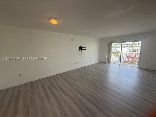 7590 SW 82nd St F221, Miami, FL 33143