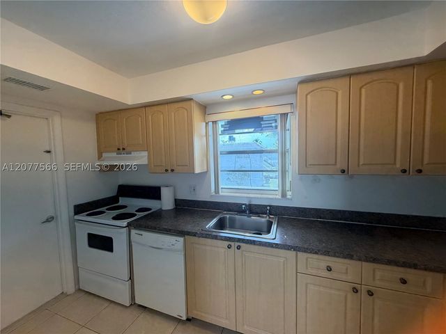 7590 SW 82nd St F221, Miami, FL 33143