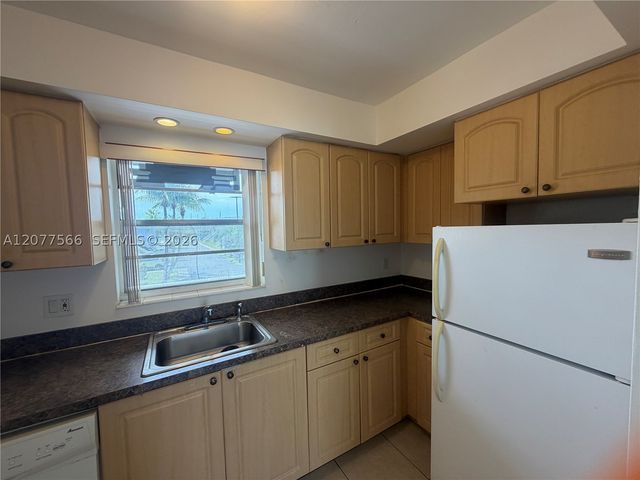 7590 SW 82nd St F221, Miami, FL 33143