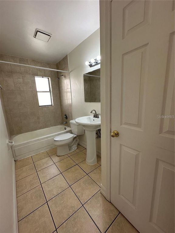 Image 10 of property listing at 1918 HONOUR ROAD 4, Orlando, FL 32839