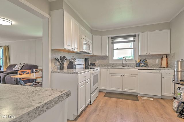 2109 East Unaka Avenue, Johnson City, TN 37601