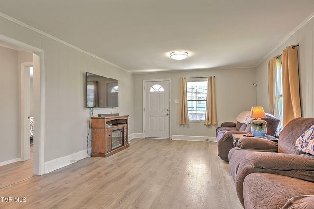 2109 East Unaka Avenue, Johnson City, TN 37601