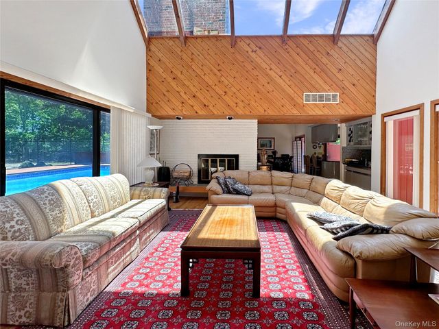 18 Quarter Court, Westhampton, NY 11977