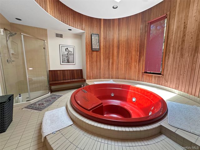 18 Quarter Court, Westhampton, NY 11977