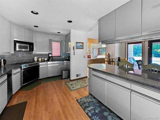 18 Quarter Court, Westhampton, NY 11977