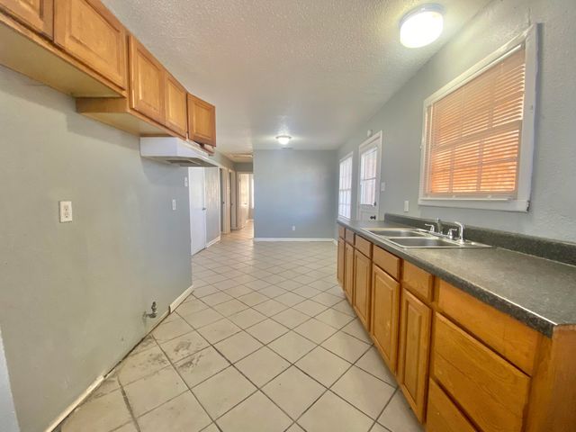 2408 E 8th Street, Lubbock, TX 79403