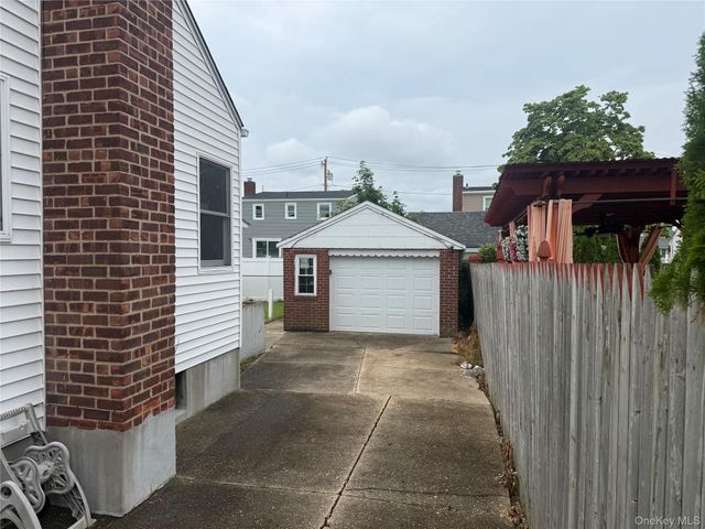243 Pershing Parkway, Mineola, NY 11501