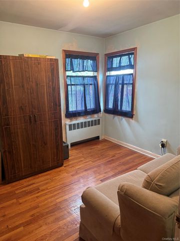 243 Pershing Parkway, Mineola, NY 11501