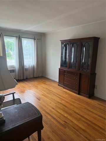 243 Pershing Parkway, Mineola, NY 11501