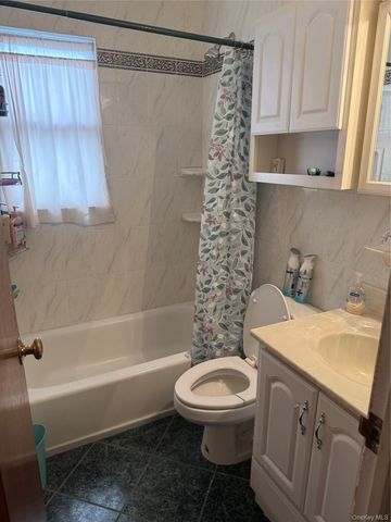 243 Pershing Parkway, Mineola, NY 11501
