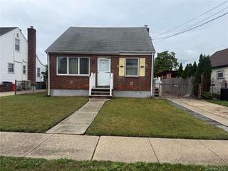 243 Pershing Parkway, Mineola, NY 11501