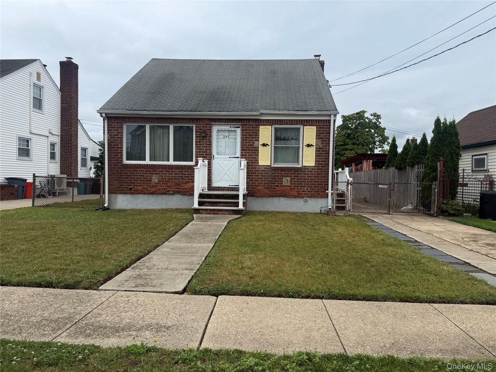 243 Pershing Parkway, Mineola, NY 11501