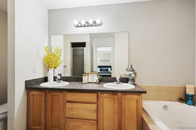 28986 Christopher Lane, Southfield, MI 48034