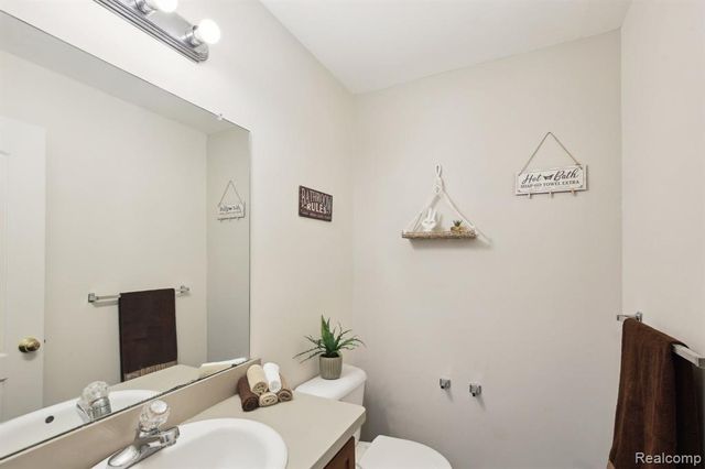 28986 Christopher Lane, Southfield, MI 48034