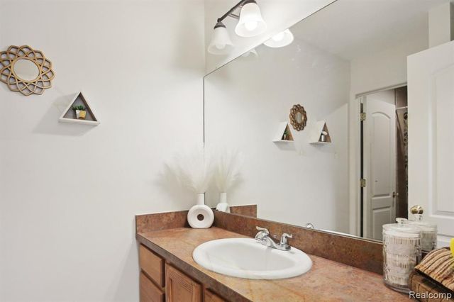 28986 Christopher Lane, Southfield, MI 48034