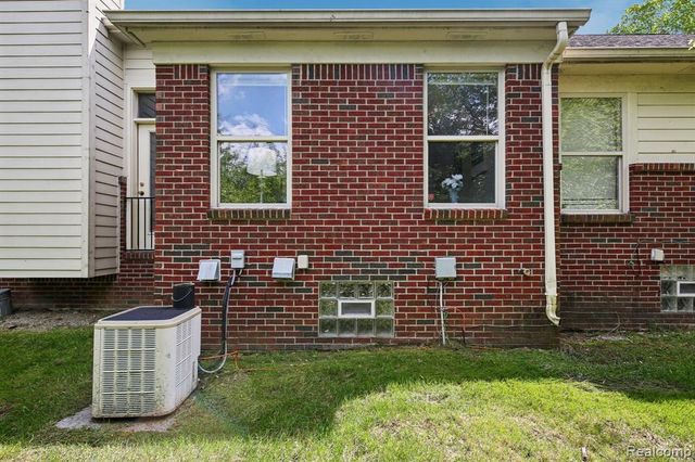 28986 Christopher Lane, Southfield, MI 48034