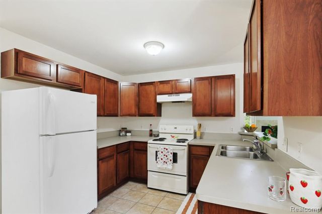 28986 Christopher Lane, Southfield, MI 48034