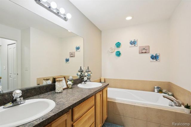 28986 Christopher Lane, Southfield, MI 48034