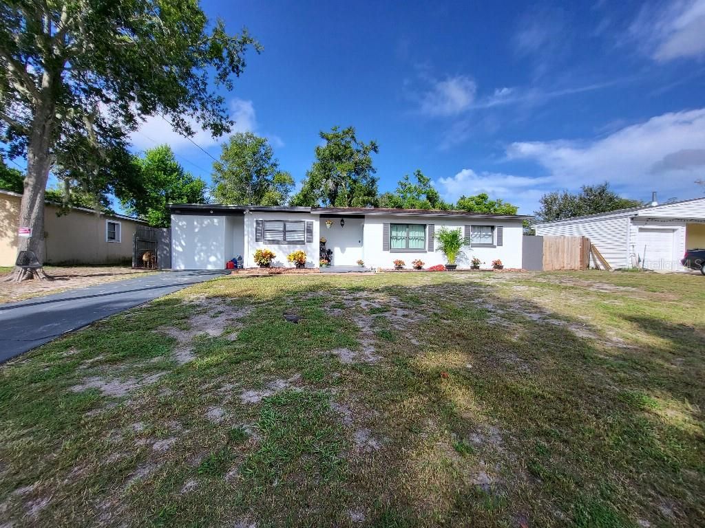 Image 2 of property listing at 995 EMERALD DRIVE, Mount Dora, FL 32757