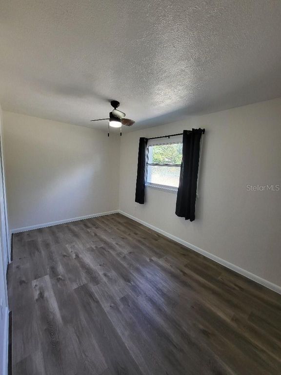 Image 13 of property listing at 995 EMERALD DRIVE, Mount Dora, FL 32757