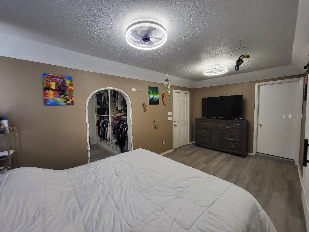 Image 23 of property listing at 995 EMERALD DRIVE, Mount Dora, FL 32757