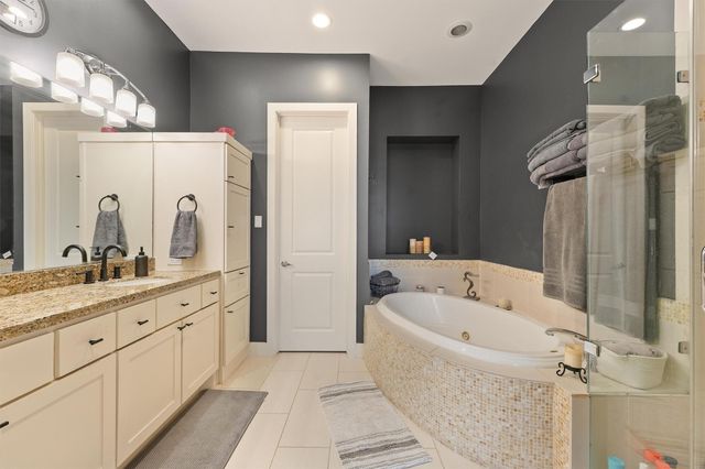 5602 Blossom St, Houston, TX 77007