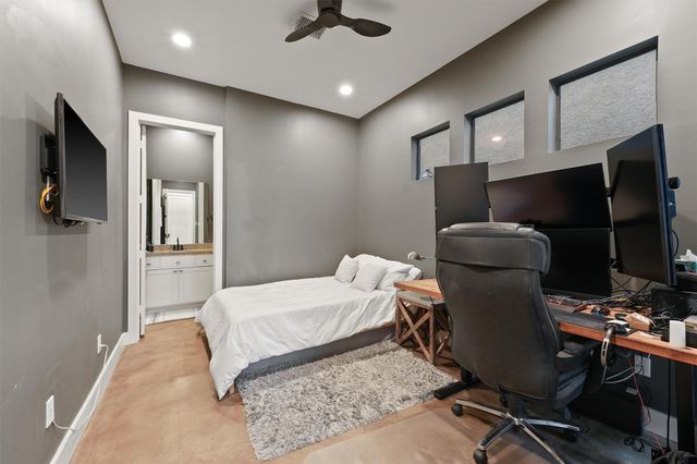 5602 Blossom St, Houston, TX 77007