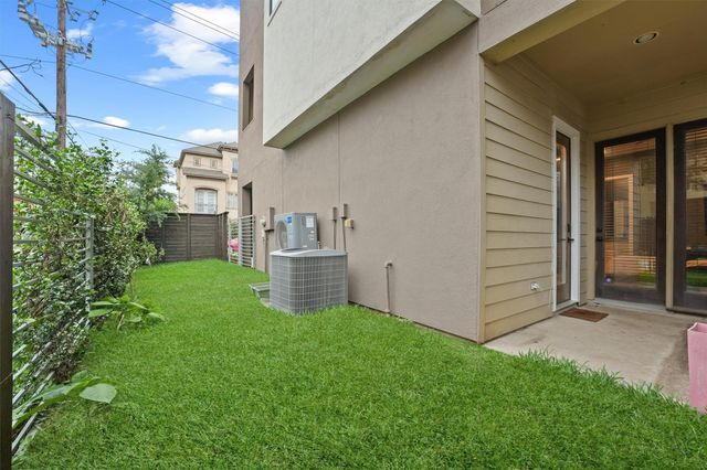 5602 Blossom St, Houston, TX 77007