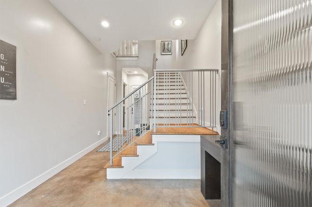 5602 Blossom St, Houston, TX 77007