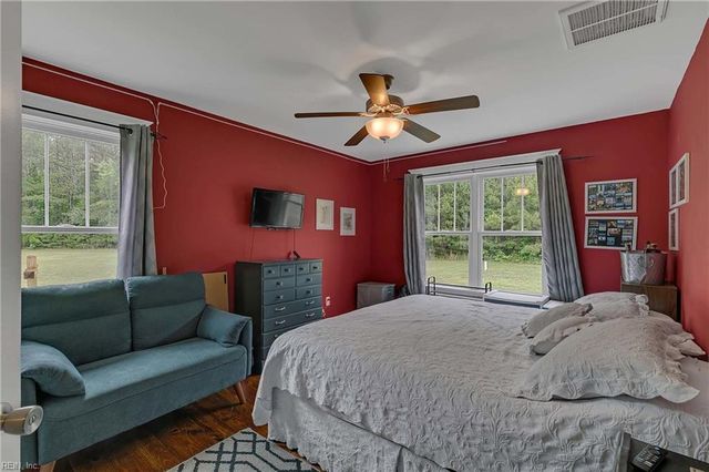 6562 Johnny Walker LN, Gloucester, VA 23061