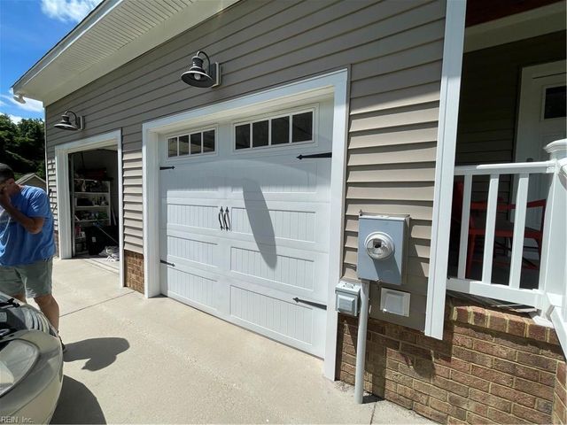 6562 Johnny Walker LN, Gloucester, VA 23061