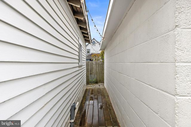 210 N BEACH AVE, Beach Haven, NJ 08008