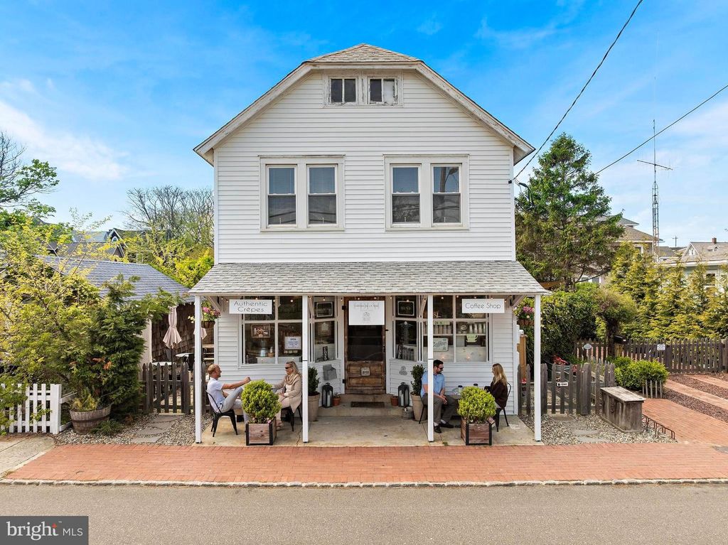 210 N BEACH AVE, Beach Haven, NJ 08008