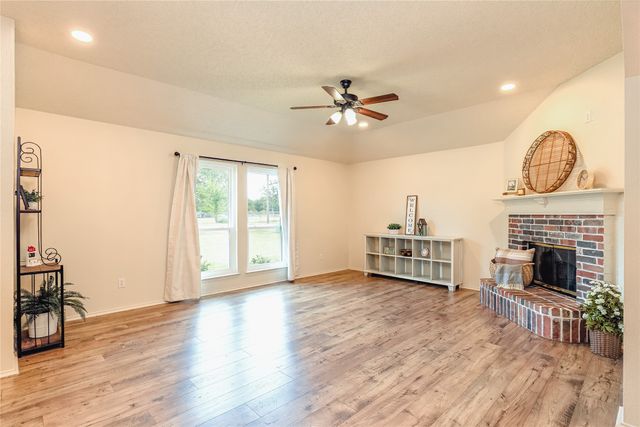 521 N Avenue E, Springtown, TX 76082