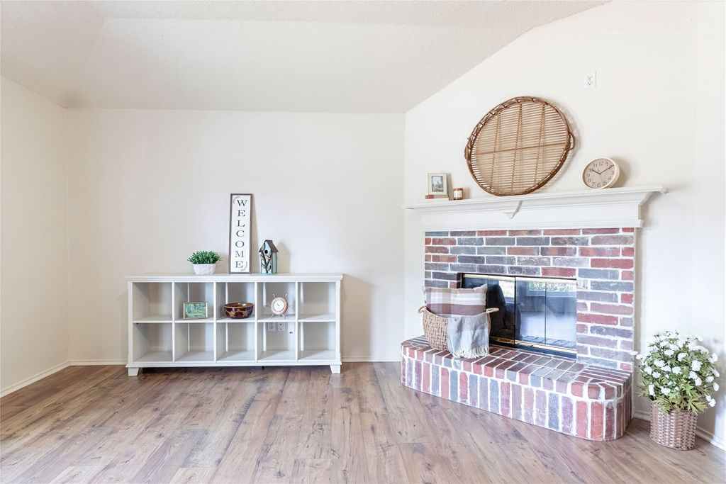 521 N Avenue E, Springtown, TX 76082 — photo 4