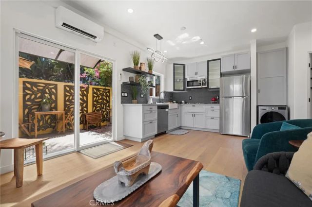 2258 Helios Drive, Los Angeles, CA 90068