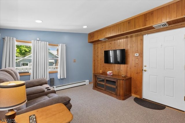 62 New St, Hampton Boro, NJ 08827