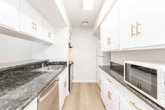2101 Fountain View Drive 46C, Houston, TX 77057