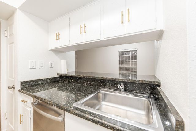 2101 Fountain View Drive 46C, Houston, TX 77057