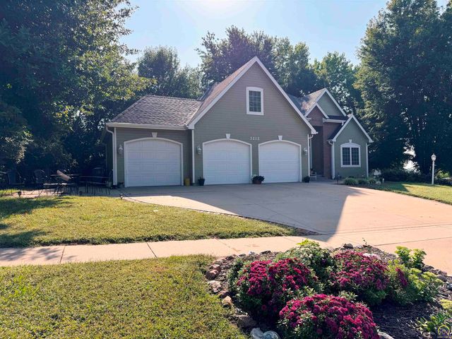 3212 NW River CT, Topeka, KS 66618