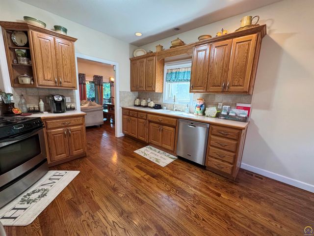 3212 NW River CT, Topeka, KS 66618