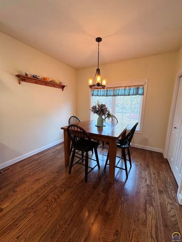 3212 NW River CT, Topeka, KS 66618