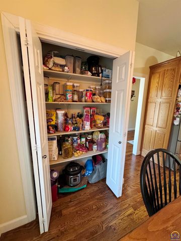 3212 NW River CT, Topeka, KS 66618